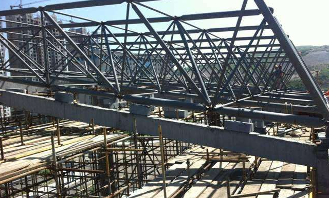 长葛简述网架公司的黑色压型钢板的吊装步履